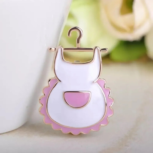 VQ Apron Brooch - Picture 1 of 2